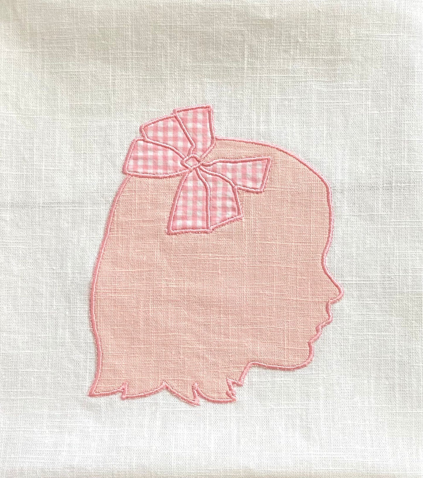 Personalisierter Polster mit Silhouetten-Applikation